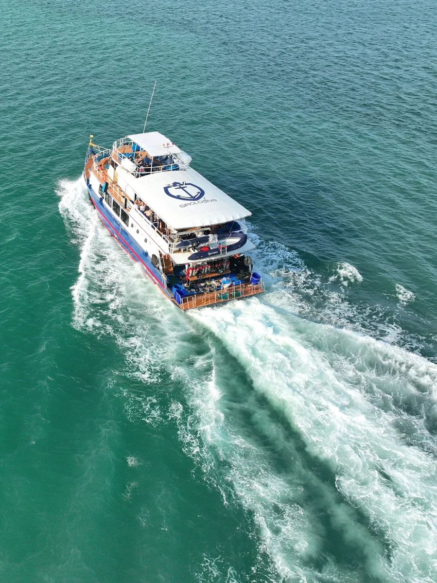 Дайв-судно M/V Sirolo с логотипом Sirolodive идёт по бирюзовому морю Пхукета