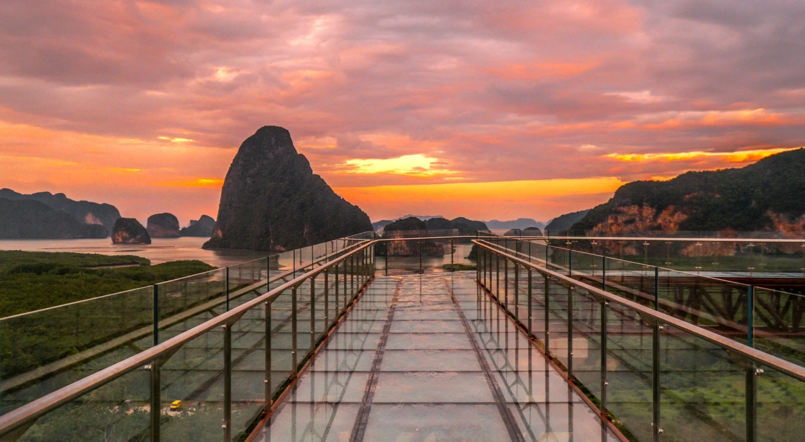 Стеклянная дорожка Beyond Skywalk Nangshi над заливом