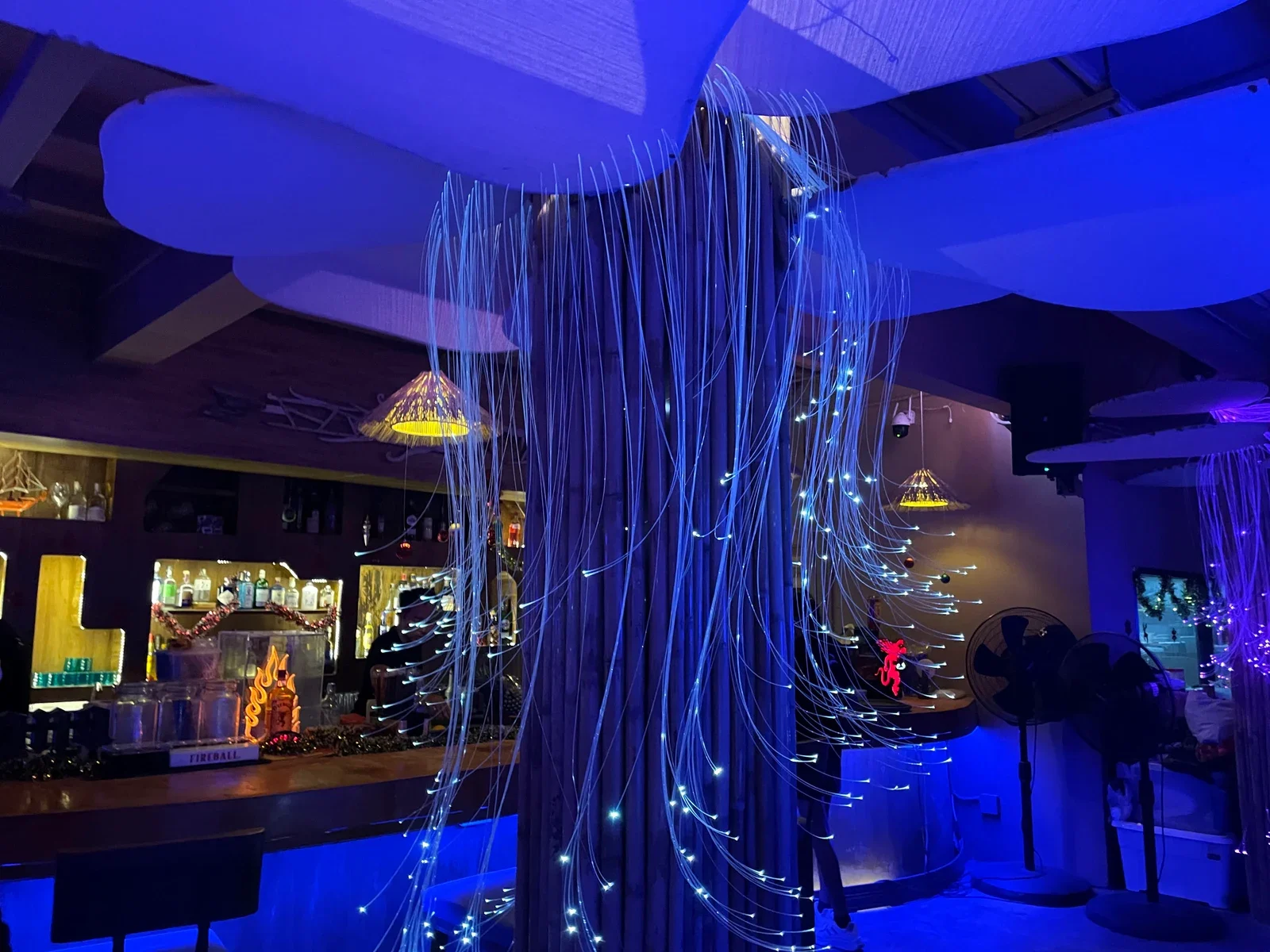 Светящийся декор в форме медузы над барной зоной KYMA Beach Bar