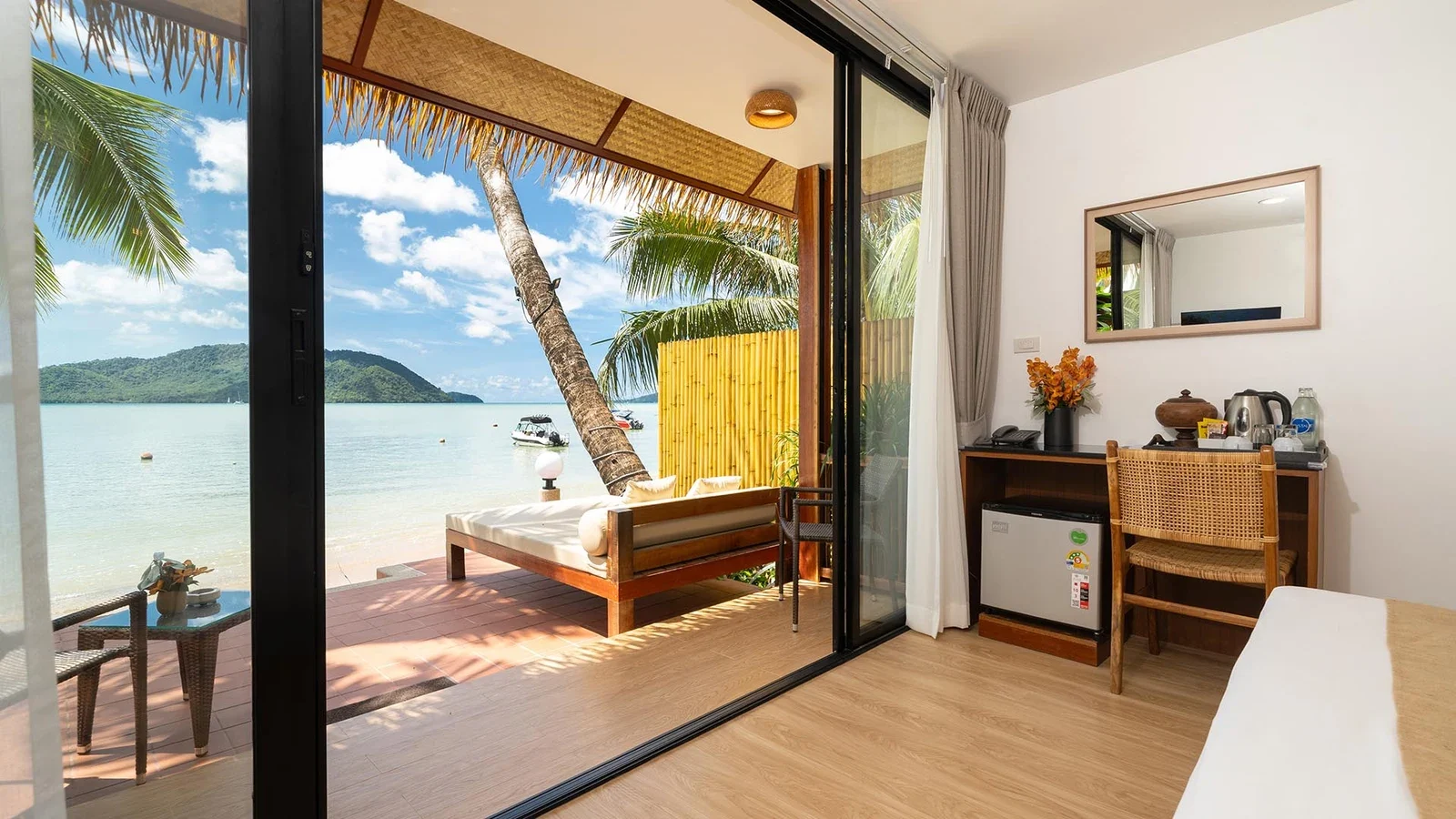 Терраса бунгало Friendship Beach Resort с лежаком и видом на бухту Чалонг