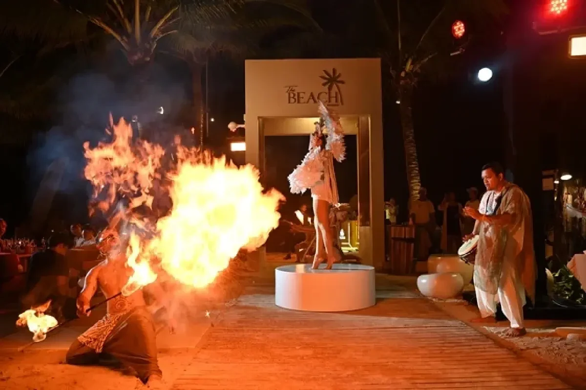 Огненное шоу на открытии The Beach Phuket в 2023 году возле входной вывески клуба