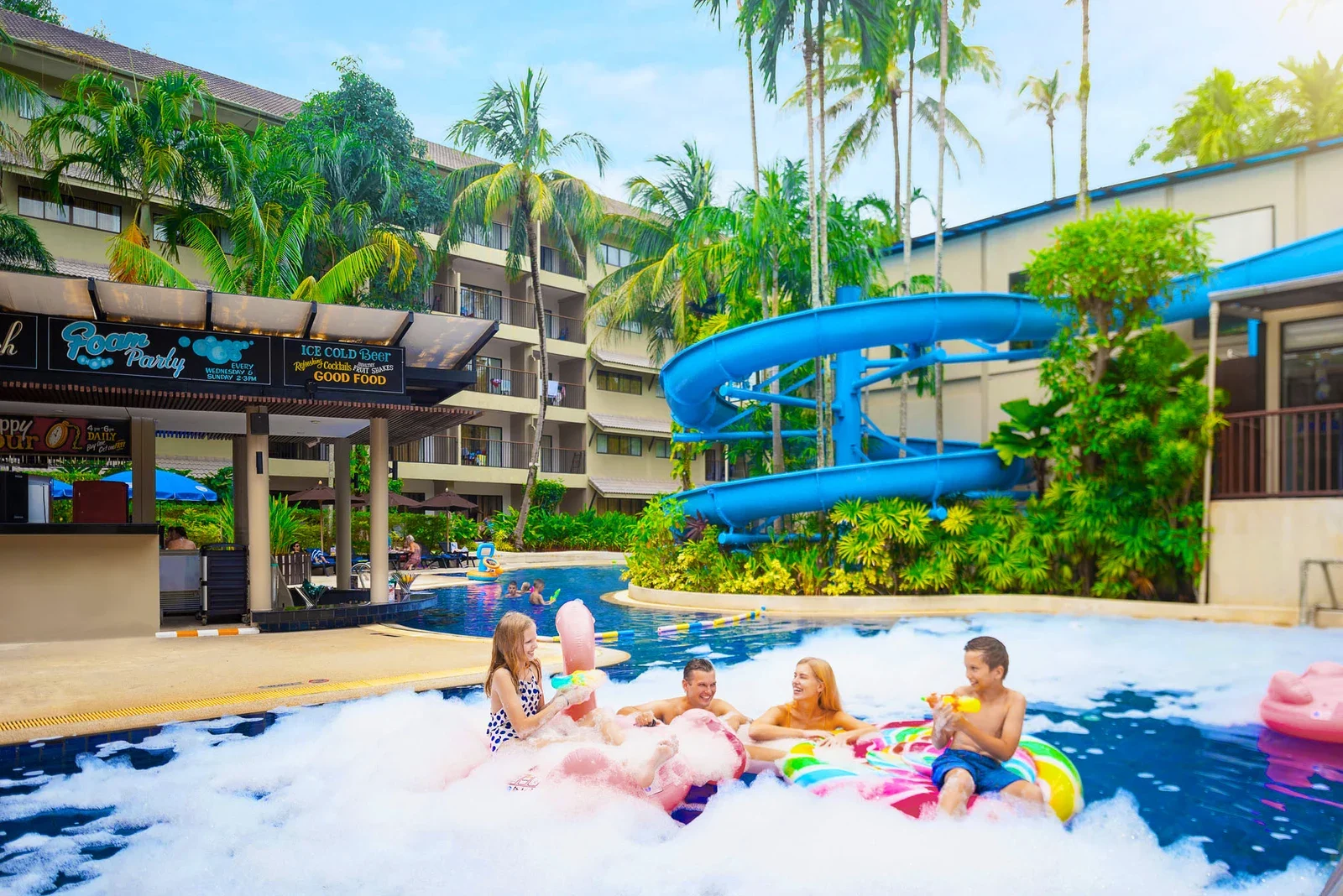 Семейный бассейн с горкой в Holiday Inn Resort Phuket Surin Beach