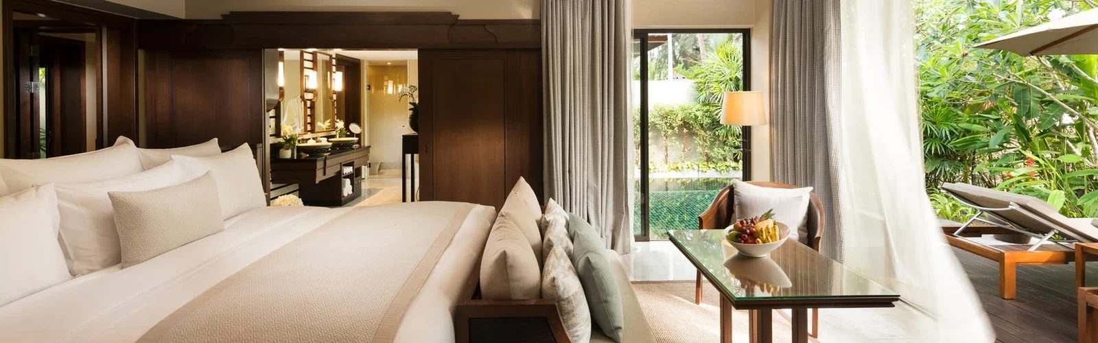 Спальня Beach Access Pool Villa с видом на бассейн в Anantara Layan