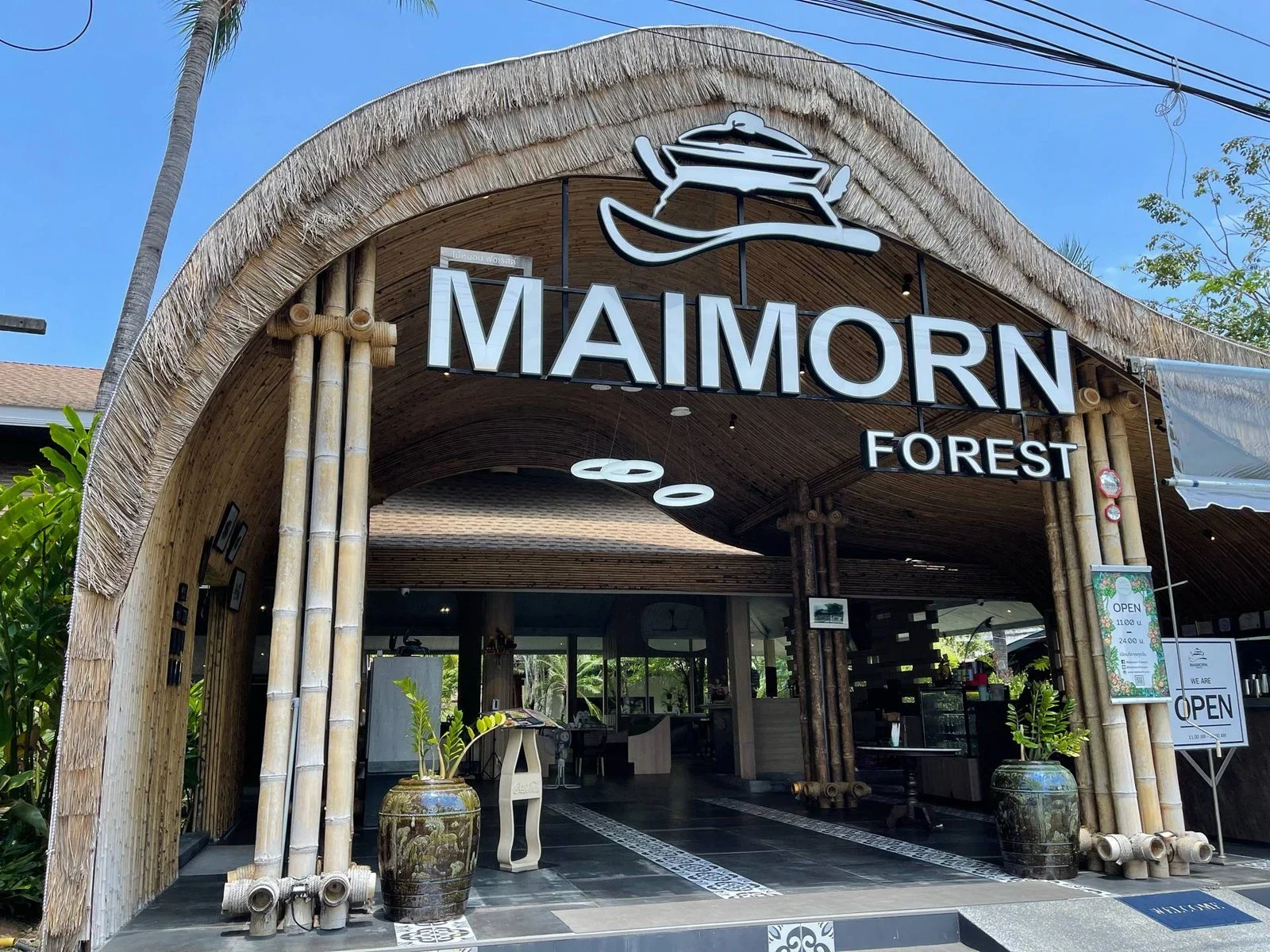 Вход в ресторан Maimorn Forest