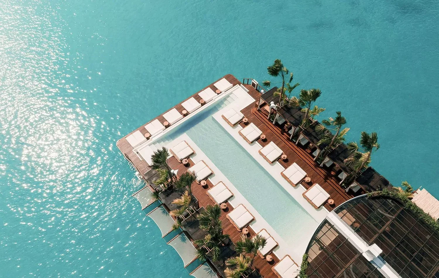 Вид сверху на многоуровневую платформу Yona Beach Club в море
