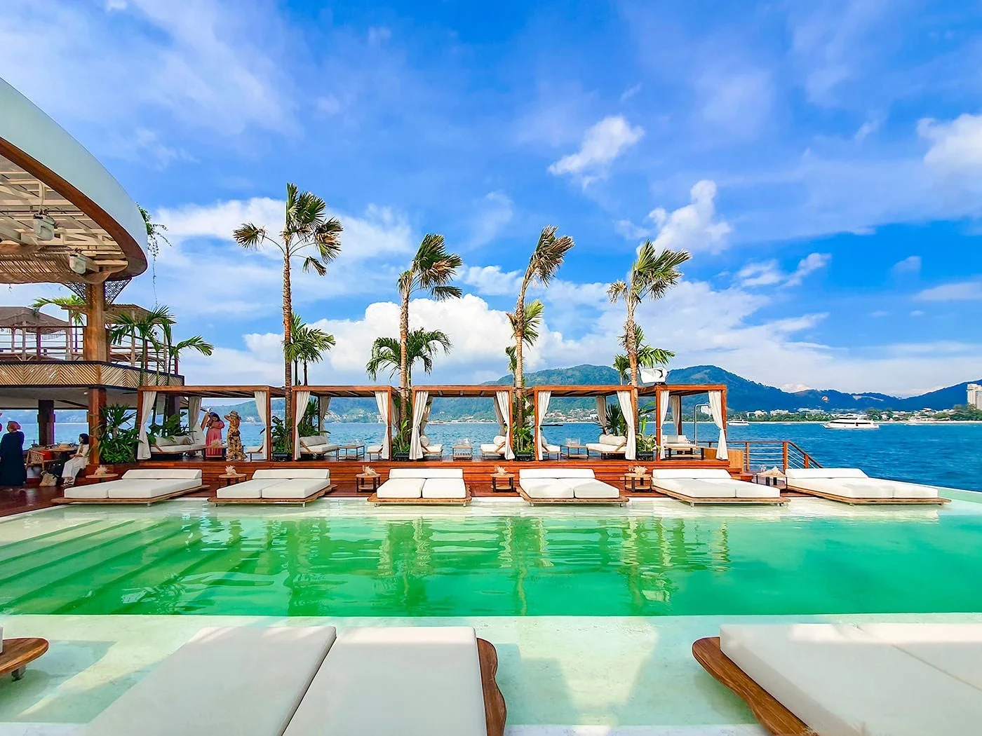 Шезлонги и бассейн на плавучем пляжном клубе Yona Beach Club