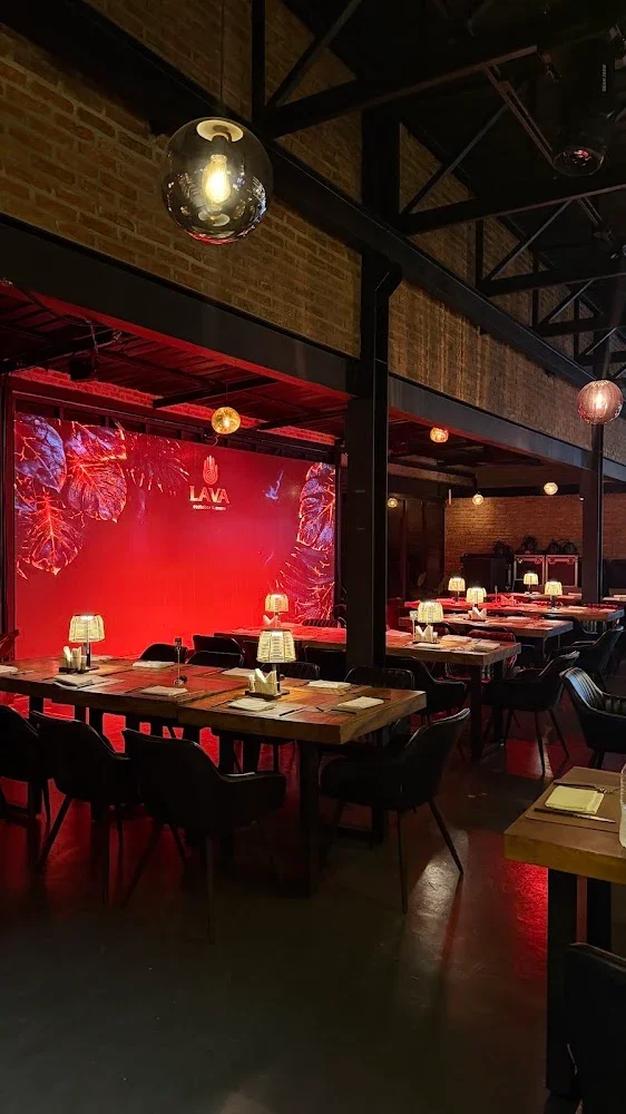 Зал LAVA Restobar с экраном и сценой