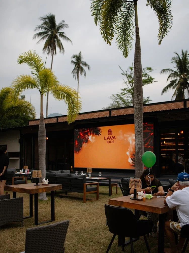Открытый двор LAVA Restobar с большим экраном