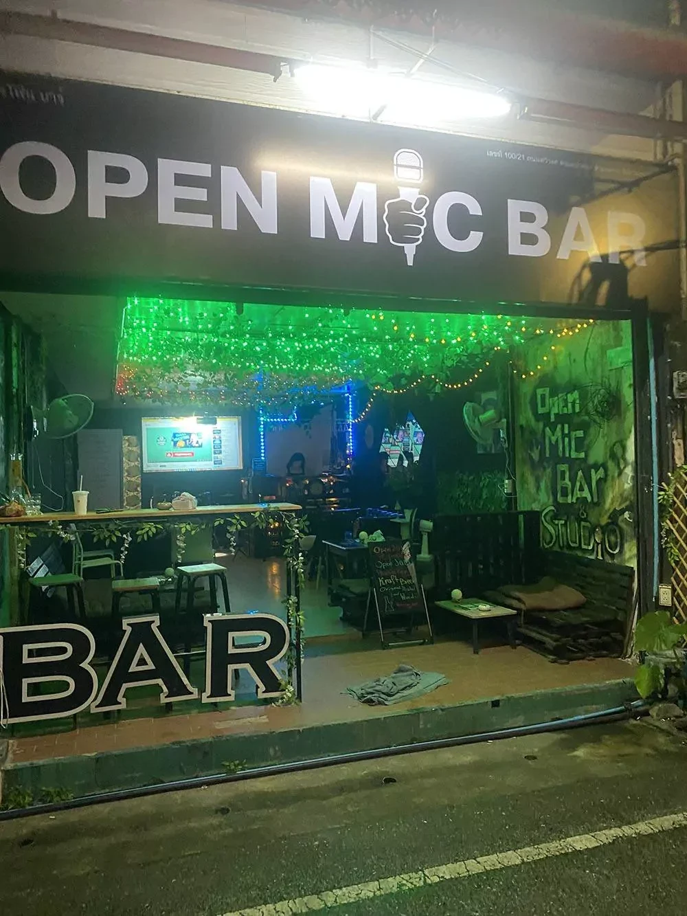 Вход с вывеской Open Mic Bar & Studio