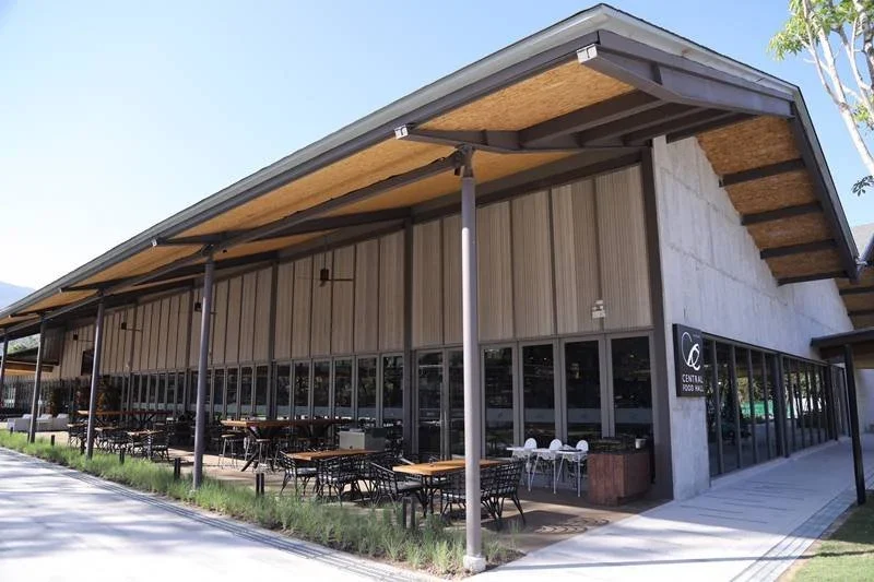 Стеклянный павильон Food Hall и столы на открытой террасе Porto de Phuket