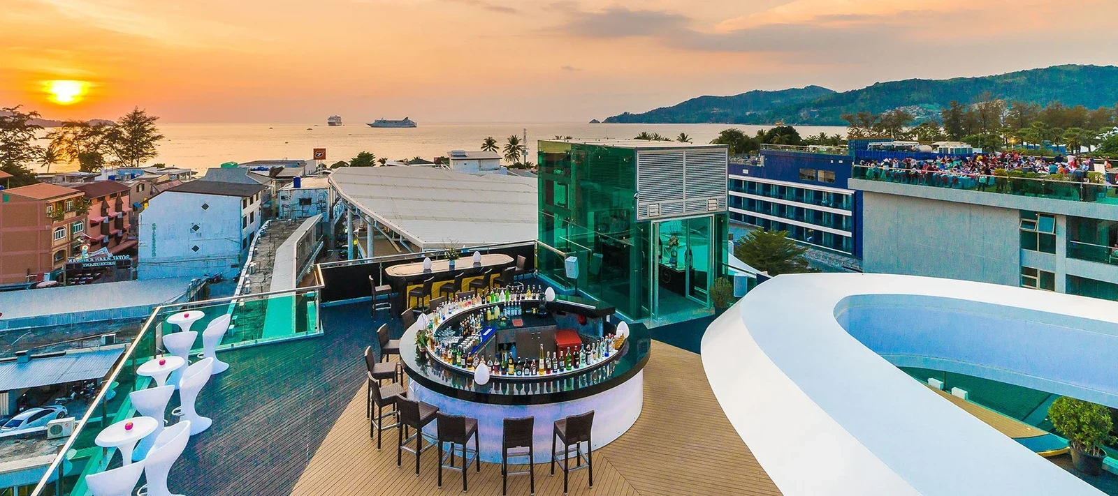 Круглый бар на крыше Kee Sky Lounge на закате с видом на море и крыши Патонга