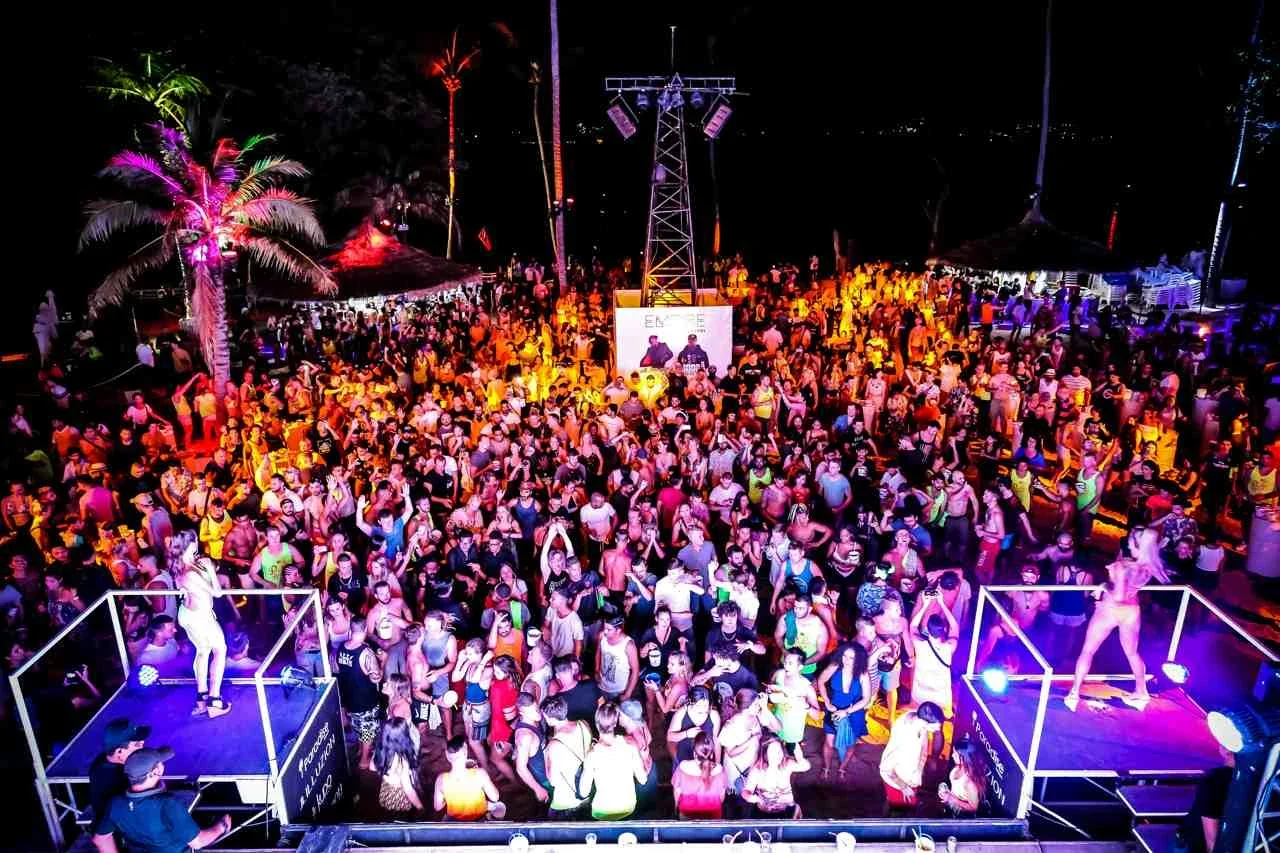Танцпол Paradise Beach Phuket с гостями, подсвеченными пальмами и сценой