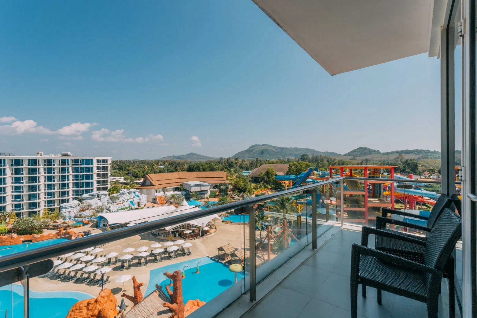 Балкон Splash Beach Resort с видом на бассейны и башню горок Splash Jungle