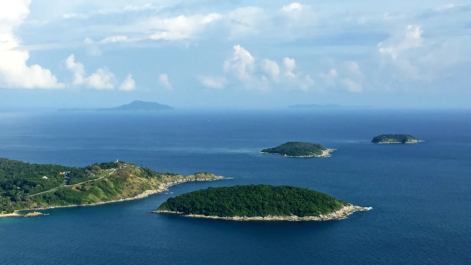 Панорама зелёных мысов и островов со смотровой Блэк-Рок над глубоким синим морем