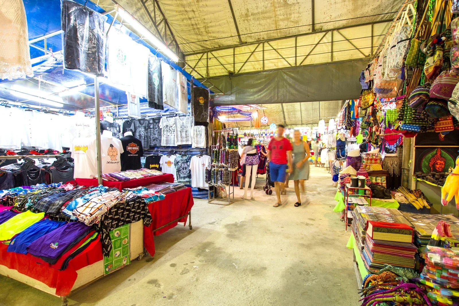 Ряды палаток с одеждой и сувенирами под навесом Kata Night Market