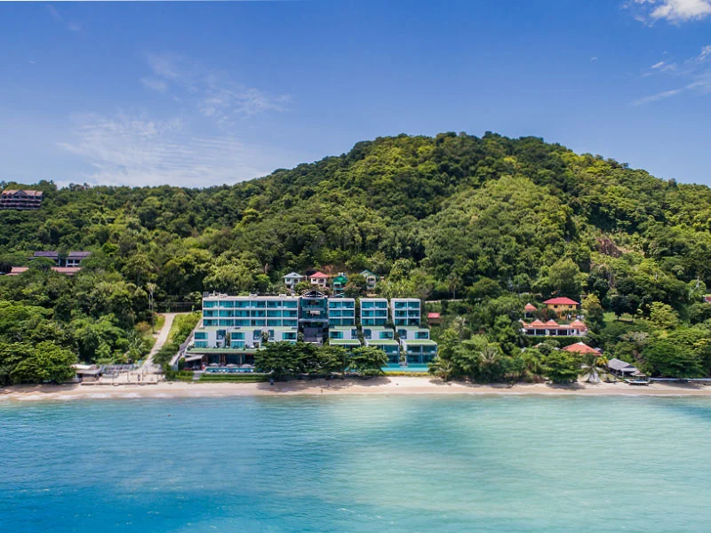 Пляж Као Кхад перед My Beach Resort с высоты, с прозрачным морем и зелёным склоном.
